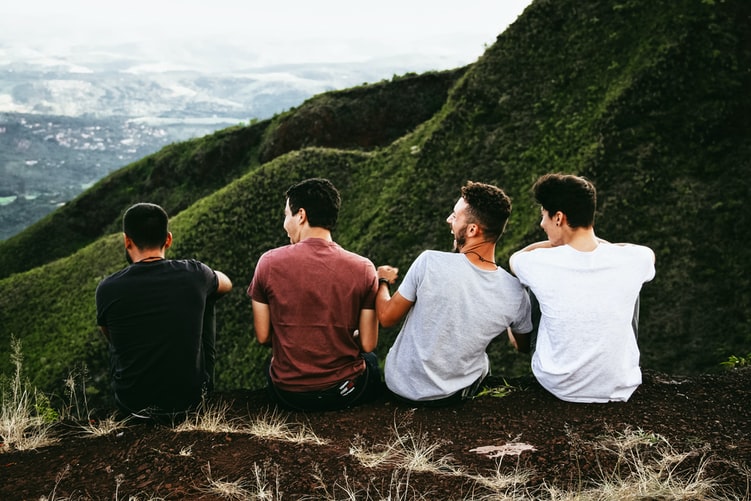 山場に座る男性4人組