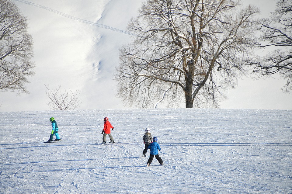 スキーの練習をする子供たち
